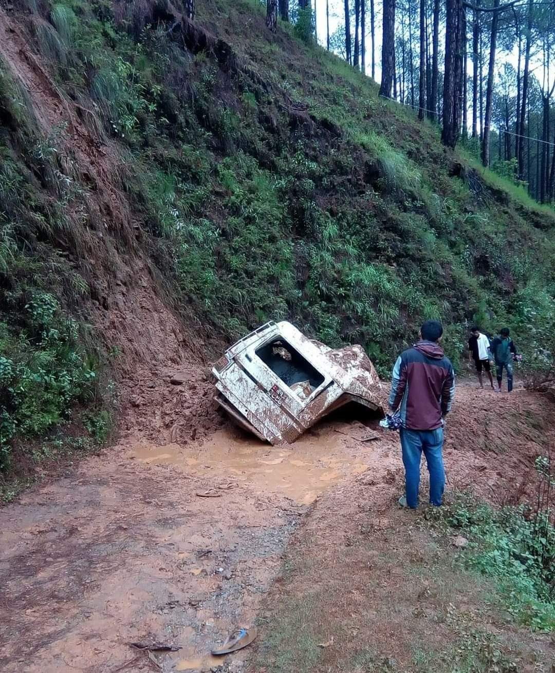 माथिबाट पहिरो खस्दा जीप पुरियो,एकको ज्यान गयो २ जनाको अबस्था गम्भीर