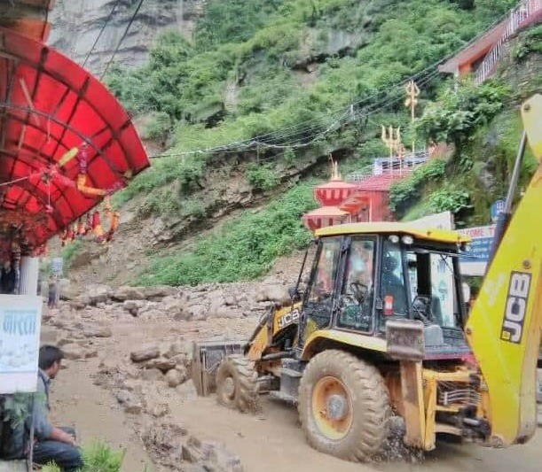 सिद्धबाबा मन्दिर जोखिममा,पहिरोका कारण श्राद्धस्थलमा क्षति