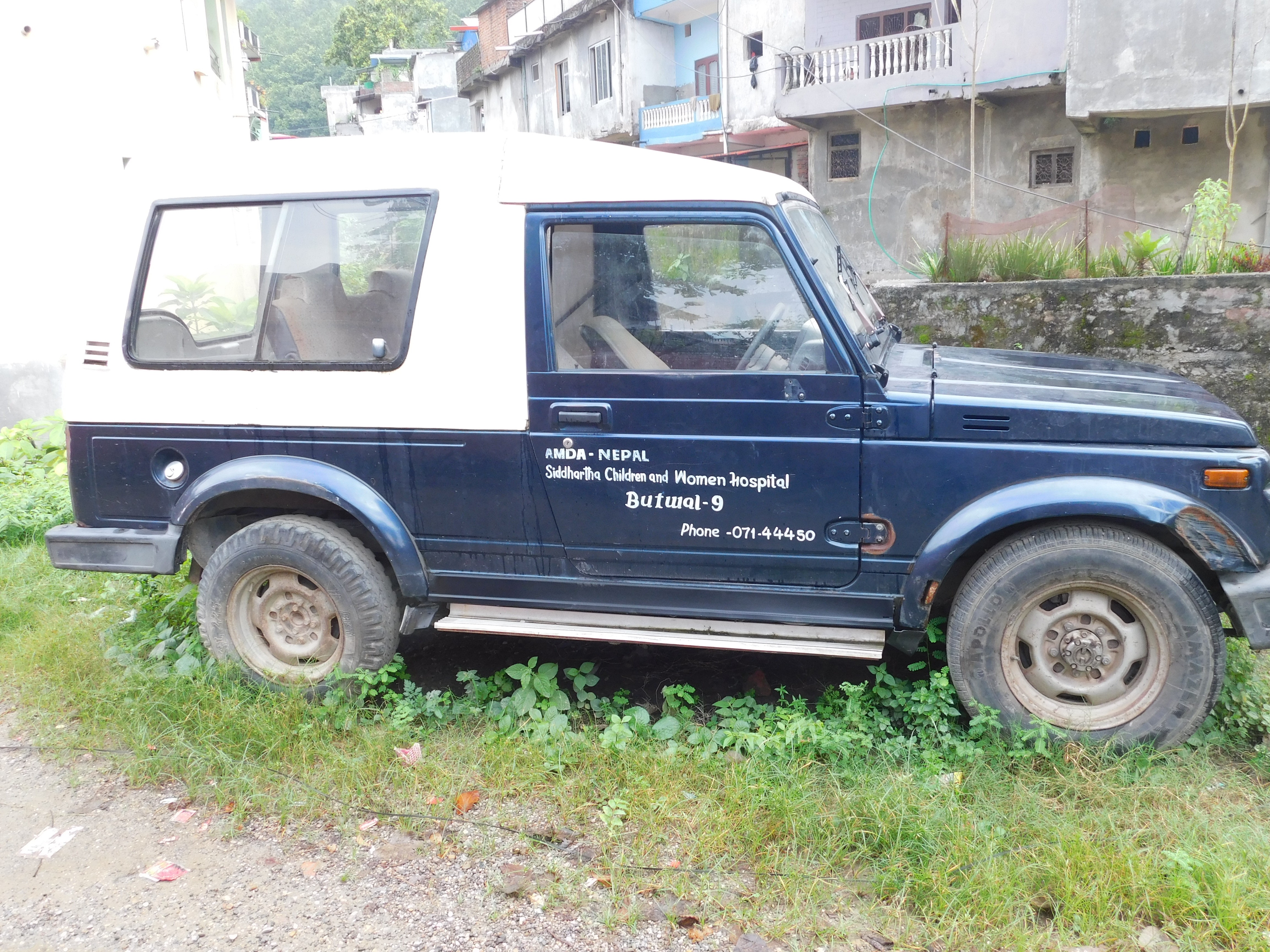 आम्दा अस्पताल बुटवलको गाडी खोला किनारामा वेवारिसे अवस्थामा