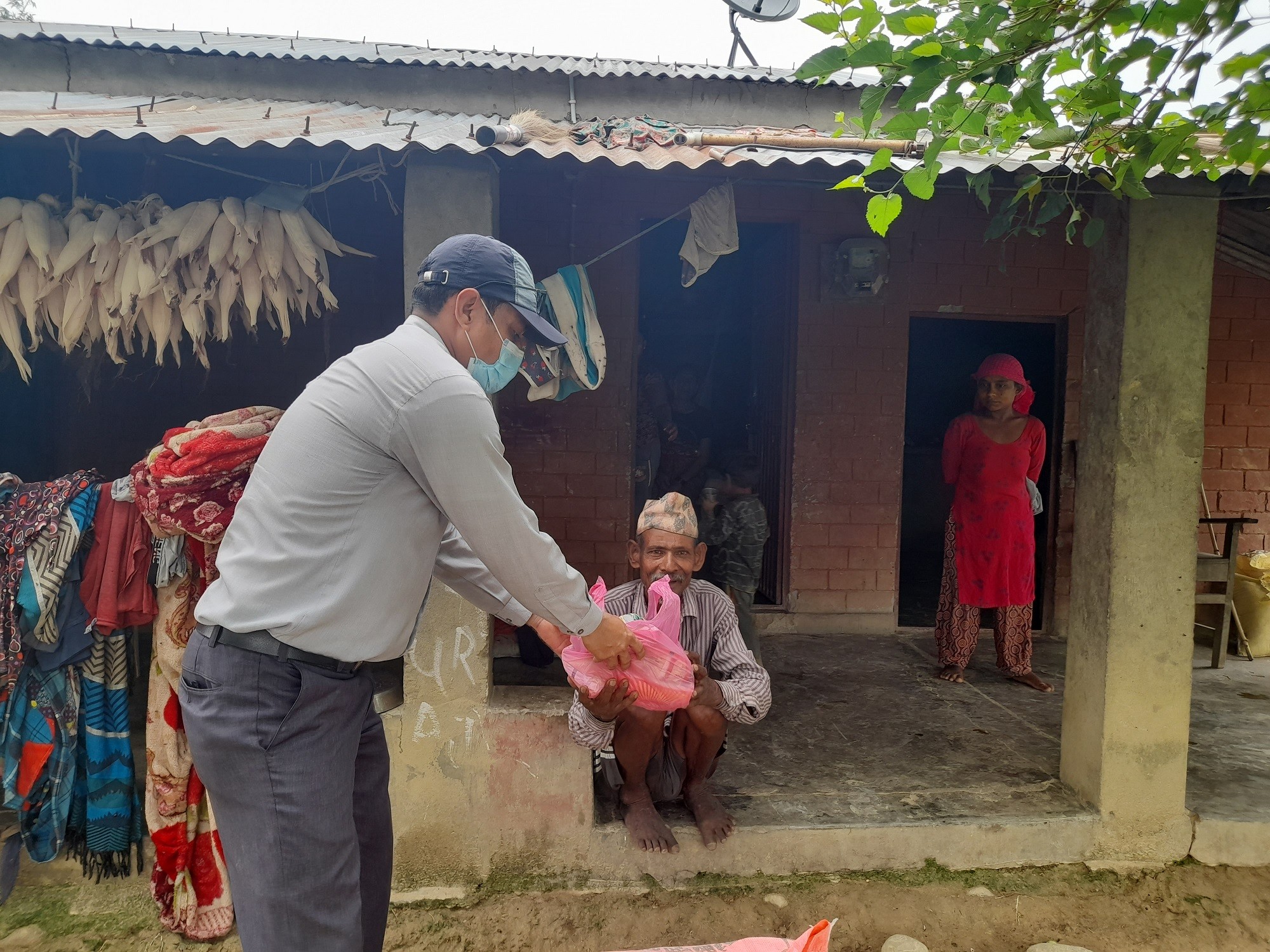 कञ्चनका ४  का वडा अध्यक्षले आफ्नो ३६ औं जन्म दिनमा ३६ बिपन्न परिवारहरुलाई राहत बितरण