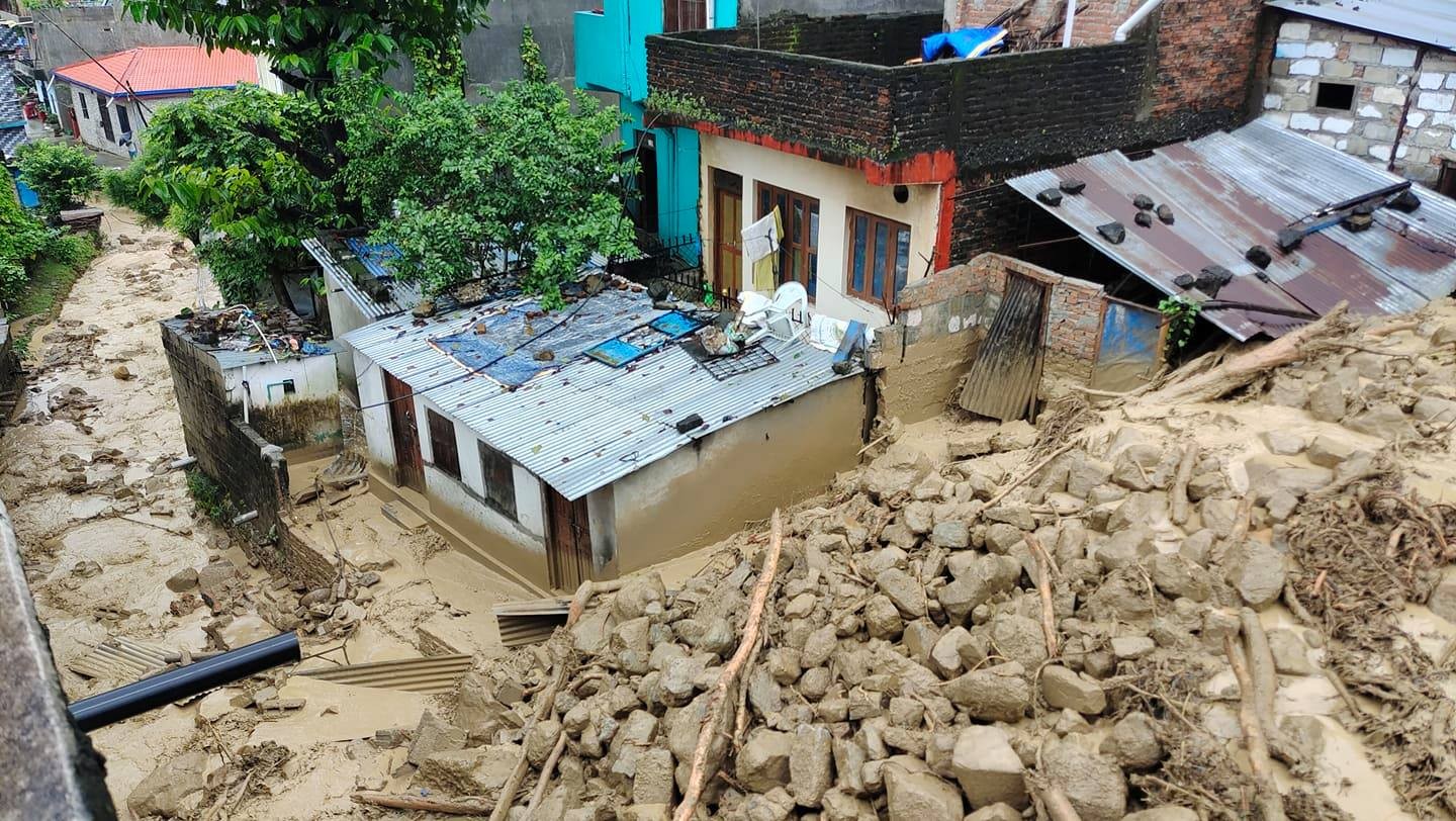 बुटवल: तिनाउ नदी वारि र पारिका चुरे पहाडलाई पहिराले छियाछिया