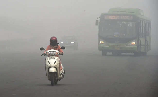 नयाँ दिल्लीमा प्रदुषणका कारण एक साताका लागि विद्यालय बन्द, निर्माण क्षेत्रमा पनि रोक