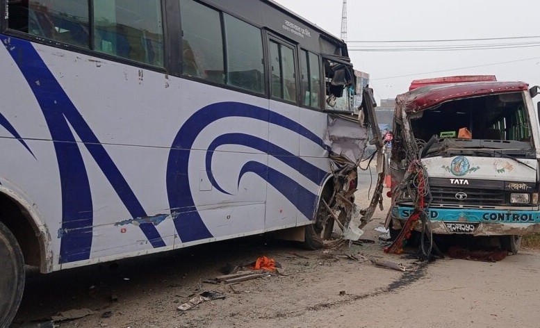 सैनामैनामा बस र माइक्रो एकआपसमा ठोक्किँदा ८ जना घाइते