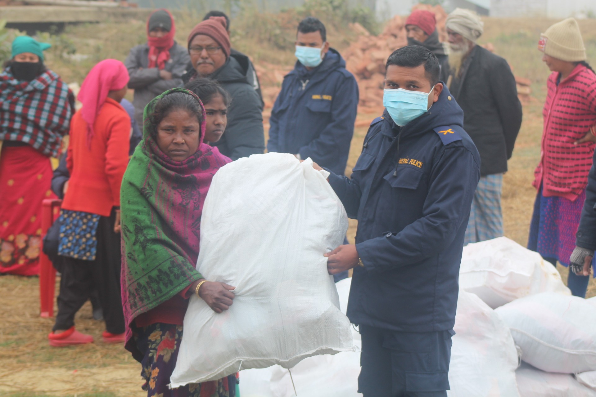 प्रहरीद्वारा मुसहर बस्तीमा न्यानो कपडा बितरण