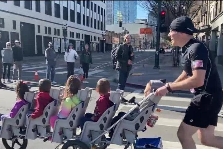 एक पिताले एकै पटक जन्मेका पाँच बच्चालाई आधा म्याराथन धकेलेर राखे विश्व रेकर्ड