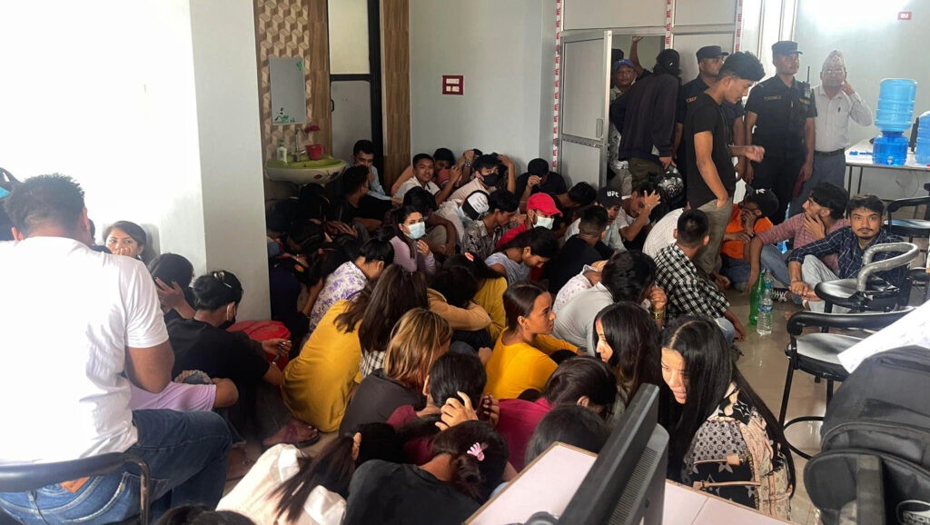 रुपन्देहीको तिलोत्तमामा रहेको कल सेन्टरमा प्रहरीको छापा,१५० जना पक्राउ