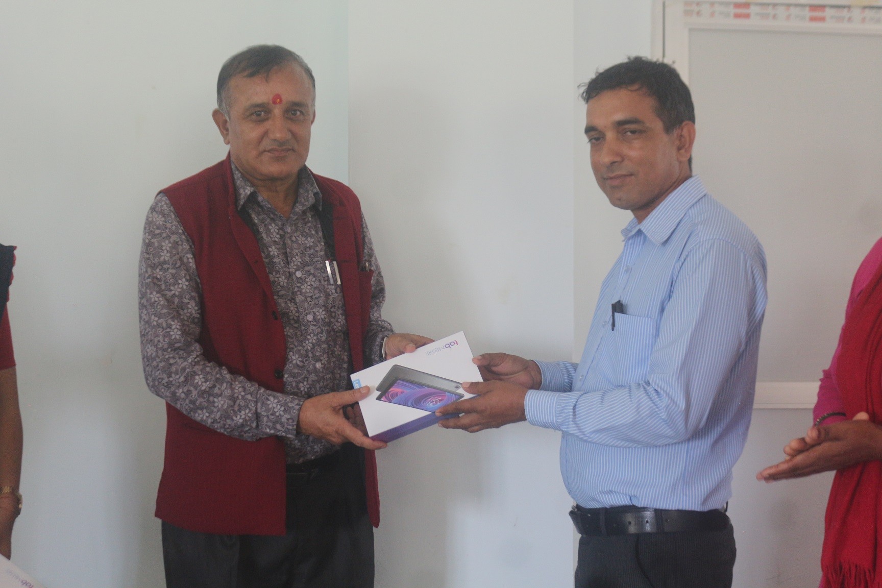 टोल शिक्षाका सहयोगी शिक्षकहरुका लागि ट्यावलेट वितरण