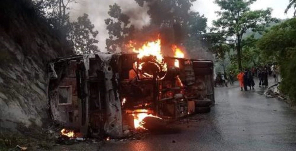 दाउन्नेमा बस पल्टिएर आगो लाग्यो : ३१ जना घाइते