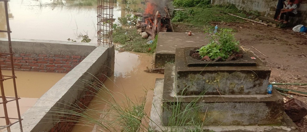 रातभरको अविरल बर्षा पछि कञ्चन सिंचाई बाँधमा पानीको सतह बढेसंगै कञ्चनको तुल्सीघाट शवदाह डुवानमा