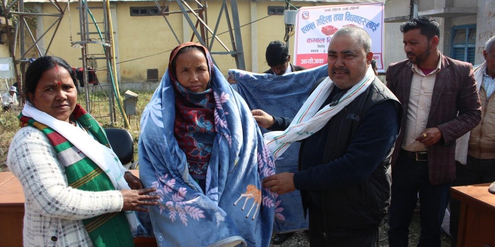 रुपन्देहीको रोहिणीमा एकल महिलाहरुलाई कम्बल वितरण