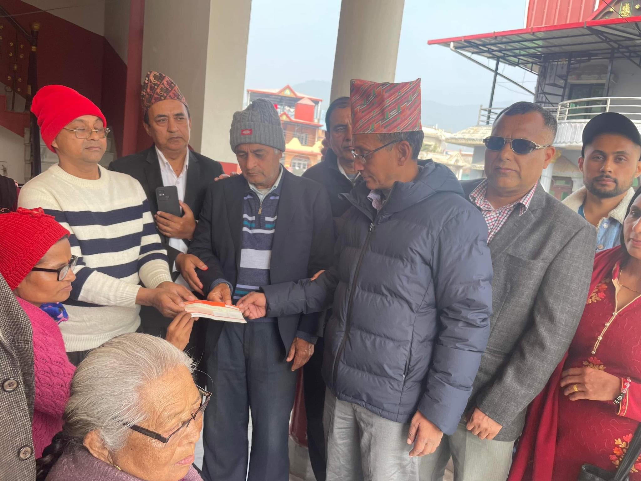 वामी नमूना समाजद्धारा मृगौला पिडित हिरा रायमाझी केसीलाई आर्थिक सहयोग हस्तान्तरण