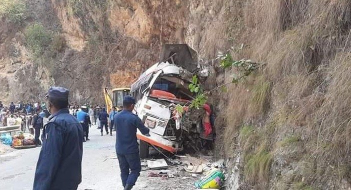 सिन्धुलीमा बस दुर्घटना हुँदा ६ जनाको ज्यान गयो
