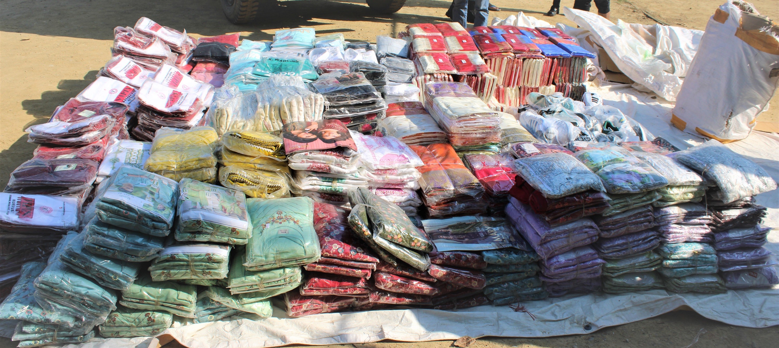 रुपन्देहीबाट ५ लाख मुल्य बढीका अवैध कपडा बरामद