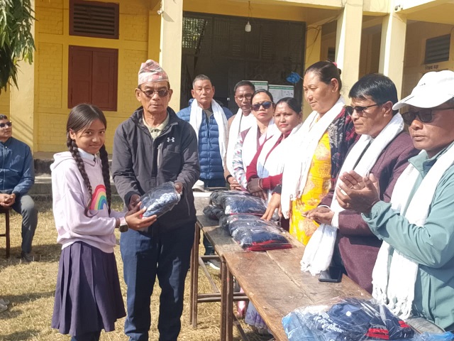 रुद्रपुर युवा क्लवद्वारा विपन्न विद्यार्थीहरुलाई न्यानो कपडा वितरण