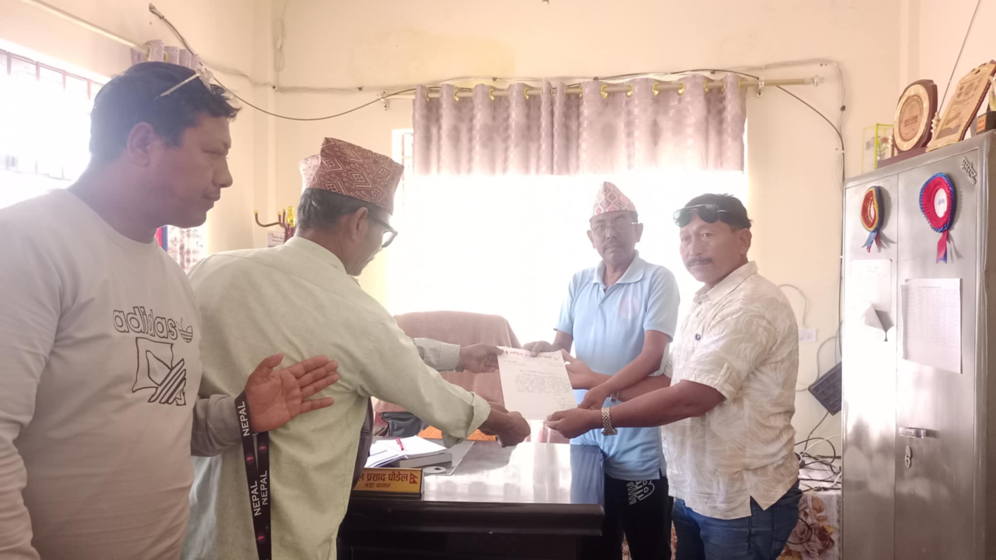 लालपूर्जा निःशुल्क दिनु पर्ने माग राख्दै राप्रपा कञ्चनले बुझायो ज्ञापनपत्र