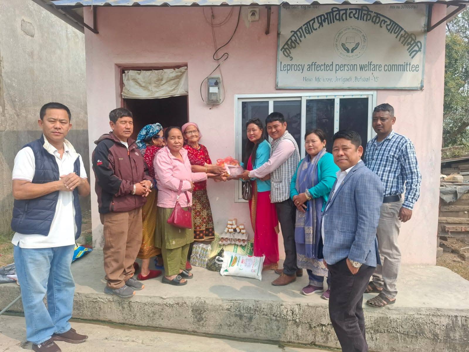 फोनिज रुपन्देहका संस्थापक अध्यक्ष स्व. पाटा मगरको स्मृतिमा फलफुल वितरण