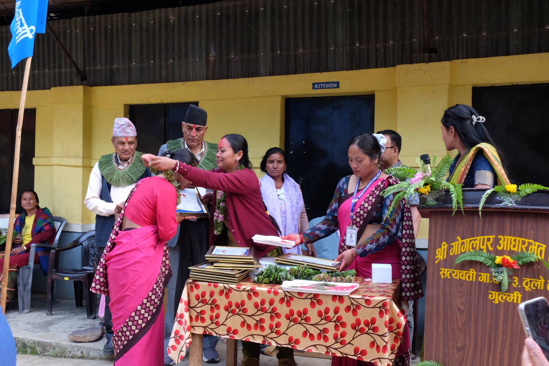 गुल्मीको गोगलपुर आधारभूत विद्यालयका पूर्व विद्यार्थाीद्वारा प्रोजेक्टर हस्तान्तरण तथा शिक्षक सम्मान 