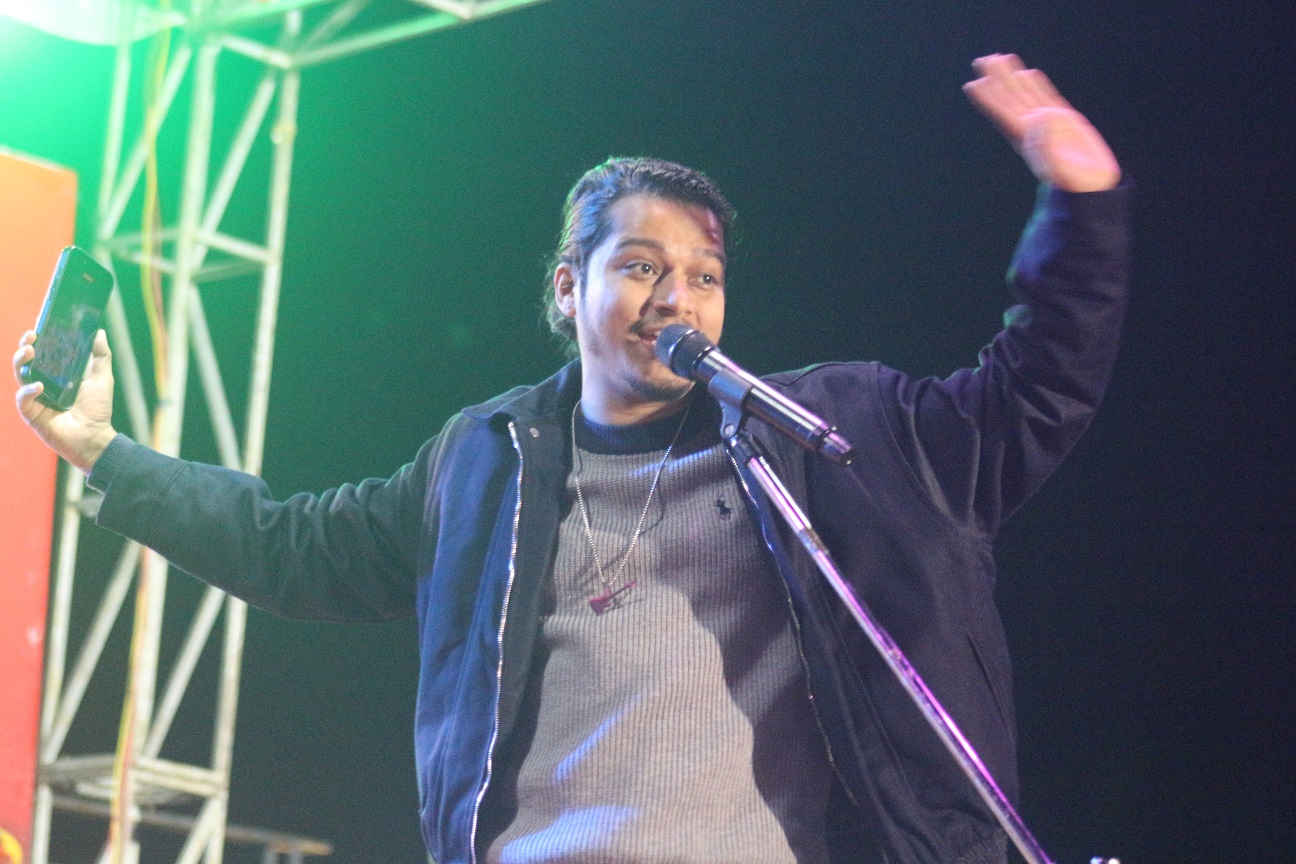 सर्वाधिक लोकप्रिय गायक अर्जुन सापकोटाले तताए कञ्चन, आफ्ना फ्यानहरुलाई सम्हाल्नै सकेनन