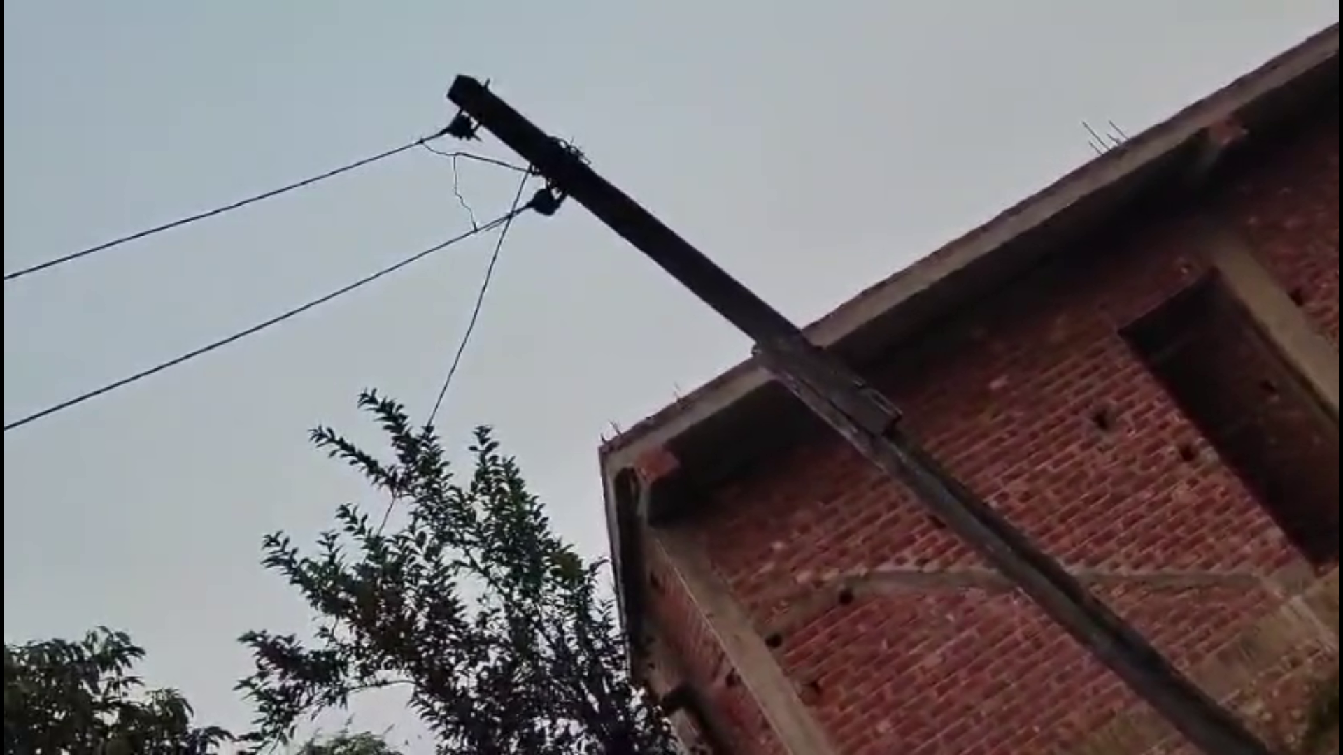 कञ्चन ४ मा विजुलीको तार जोखिमयुक्त