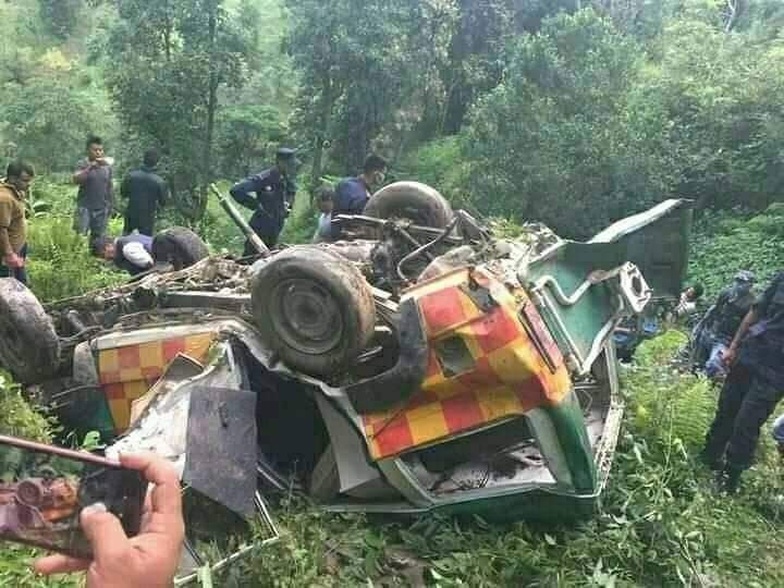 काठमाडौ देखि स्याङ्जाको चापाकोट जाँदै गरेको एम्बुलेन्स दुर्घटना