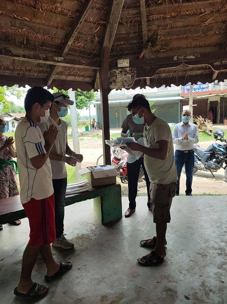 गौतम बुद्ध सामुदायिक बिकास केन्द्रद्धारा कोरोना माहामारीको बेला सुरक्षाका सामाग्री र खाद्यान्न बितरण