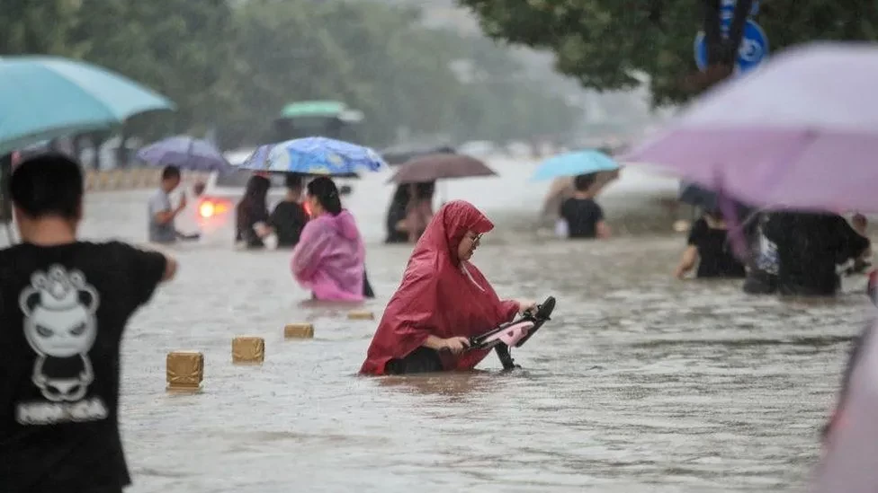 चीनमा शताब्दीकै ठूलो बाढी, १२ जनाको मृत्यु