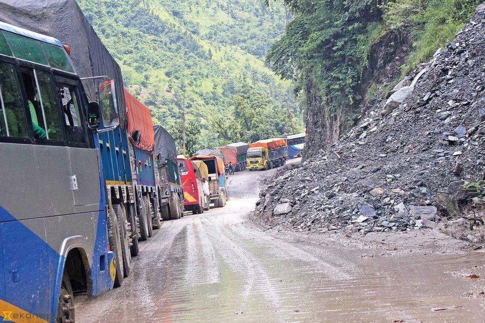 अवरुद्ध बनेको मुग्लिन - नौबिसे सडक सञ्चालन