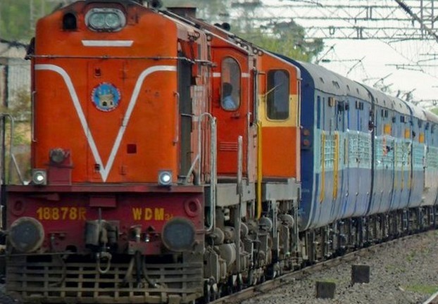 चलिरहेको ट्रेनबाट गर्भवती महिला खसेपछि भिडियो भयो भाइरल !