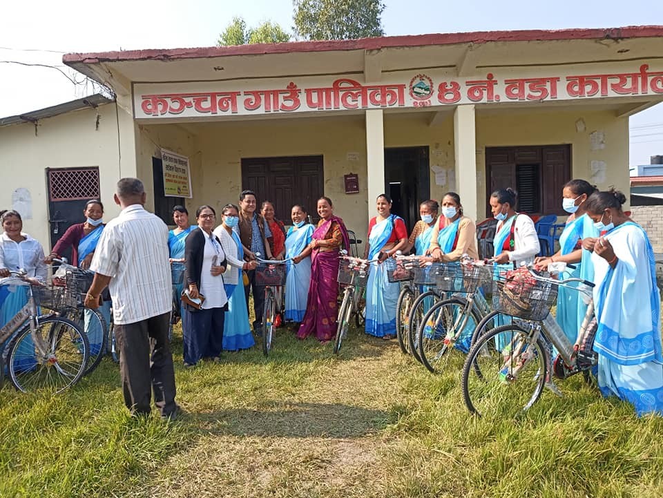 कञ्चनमा स्वयंमसेविका महिलाहरुलाई साईकल बितरण
