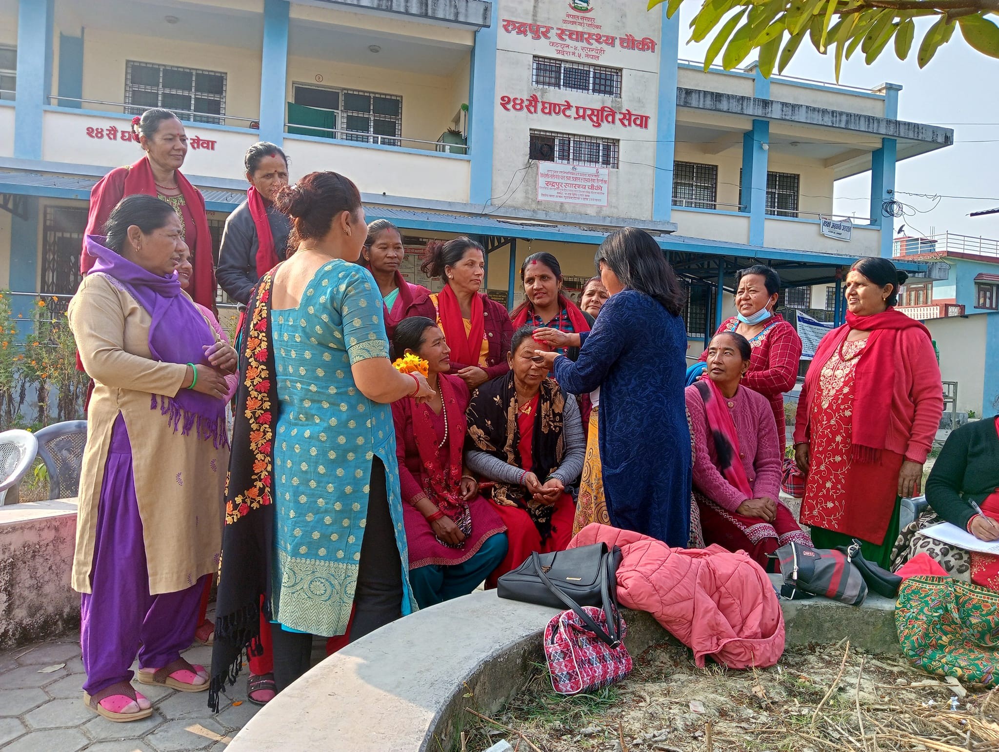 महिला सामुदायिक स्वास्थ्य स्वयंसेवका रुद्रपुरले क्यान्सर पिडित जुगुन्ती थारुलाई आर्थिक सहयोग