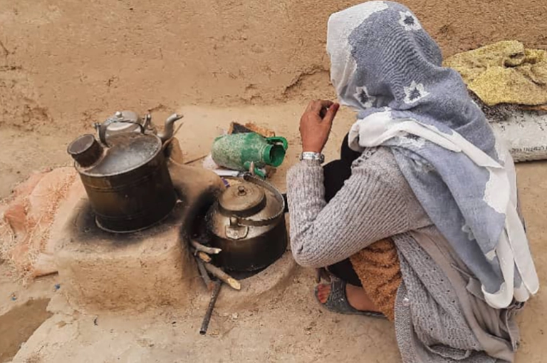 अफगानिस्तान अभूतपूर्व स्तरको भोकमरीमा: बाँच्नका लागि बालबच्चा, किशोरी छोरीहरु बेचिरहेछन् आमाबुवा