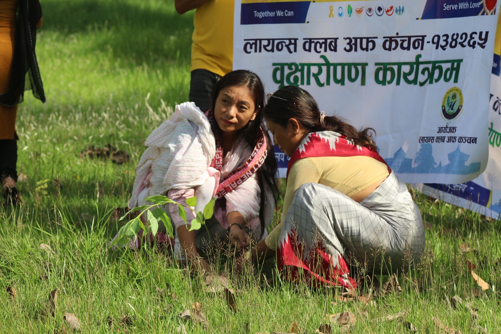 लायन्स क्लव अफ कञ्चन र लायन्स लेडीद्वारा बृक्षारोपण
