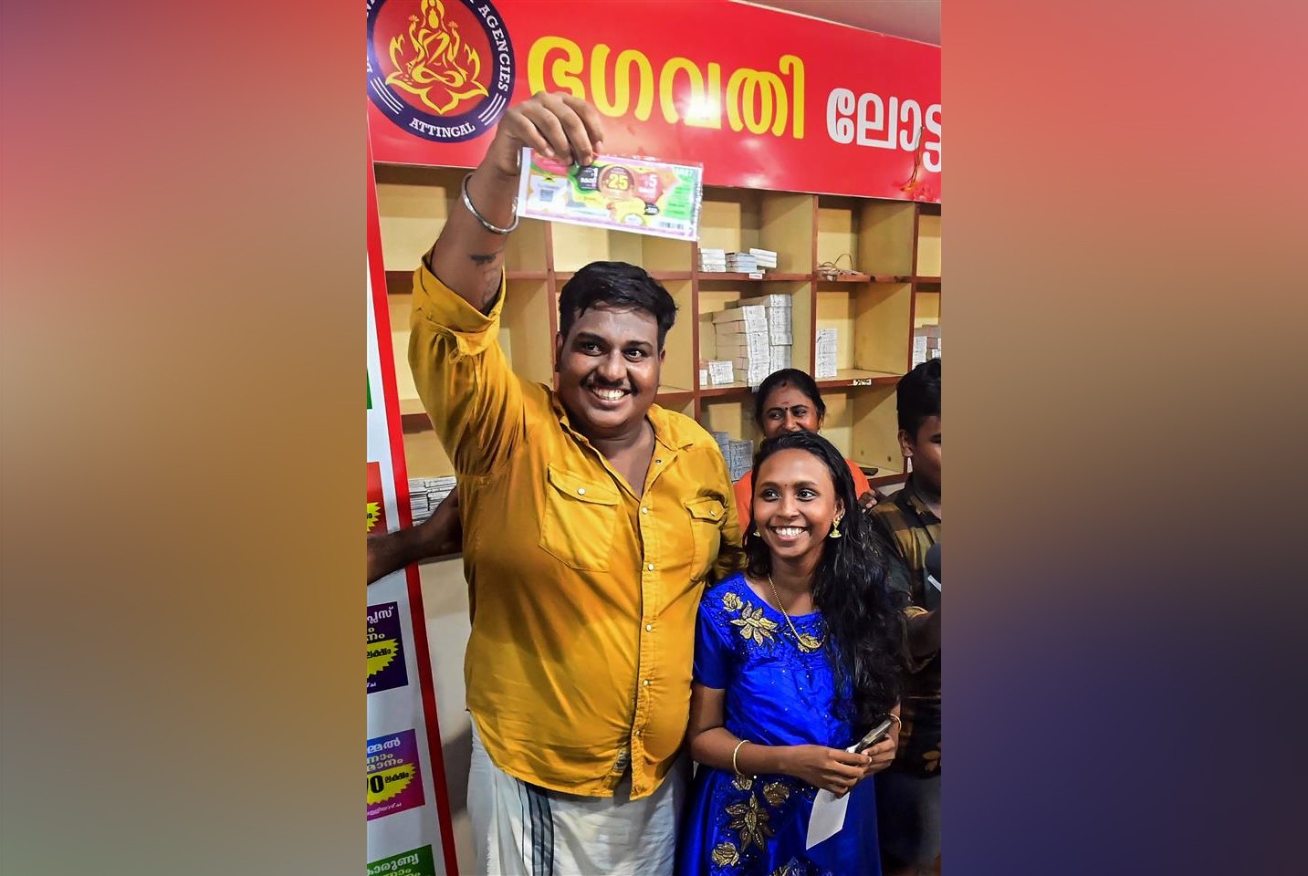 अटो चालकले एक दिनअघि टिकट किने, भोलिपल्ट २५ करोडको चिठ्ठा पर्यो !