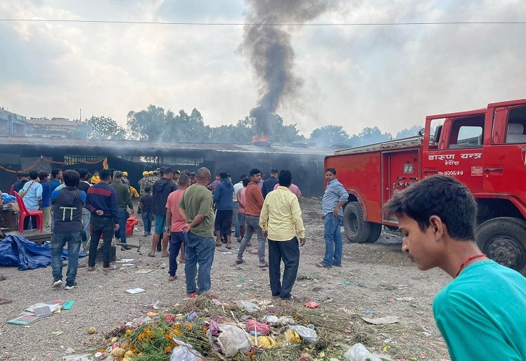 हेटौँडा : तरकारी बजारमा आगलागी हुदाँ आधा दर्जन पसल जलेर नष्ट