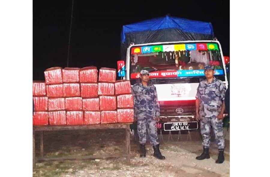 ३६३ किलो गाँजा बोकेको ट्रकलाई सशस्त्र प्रहरीद्धारा नियन्त्रणमा