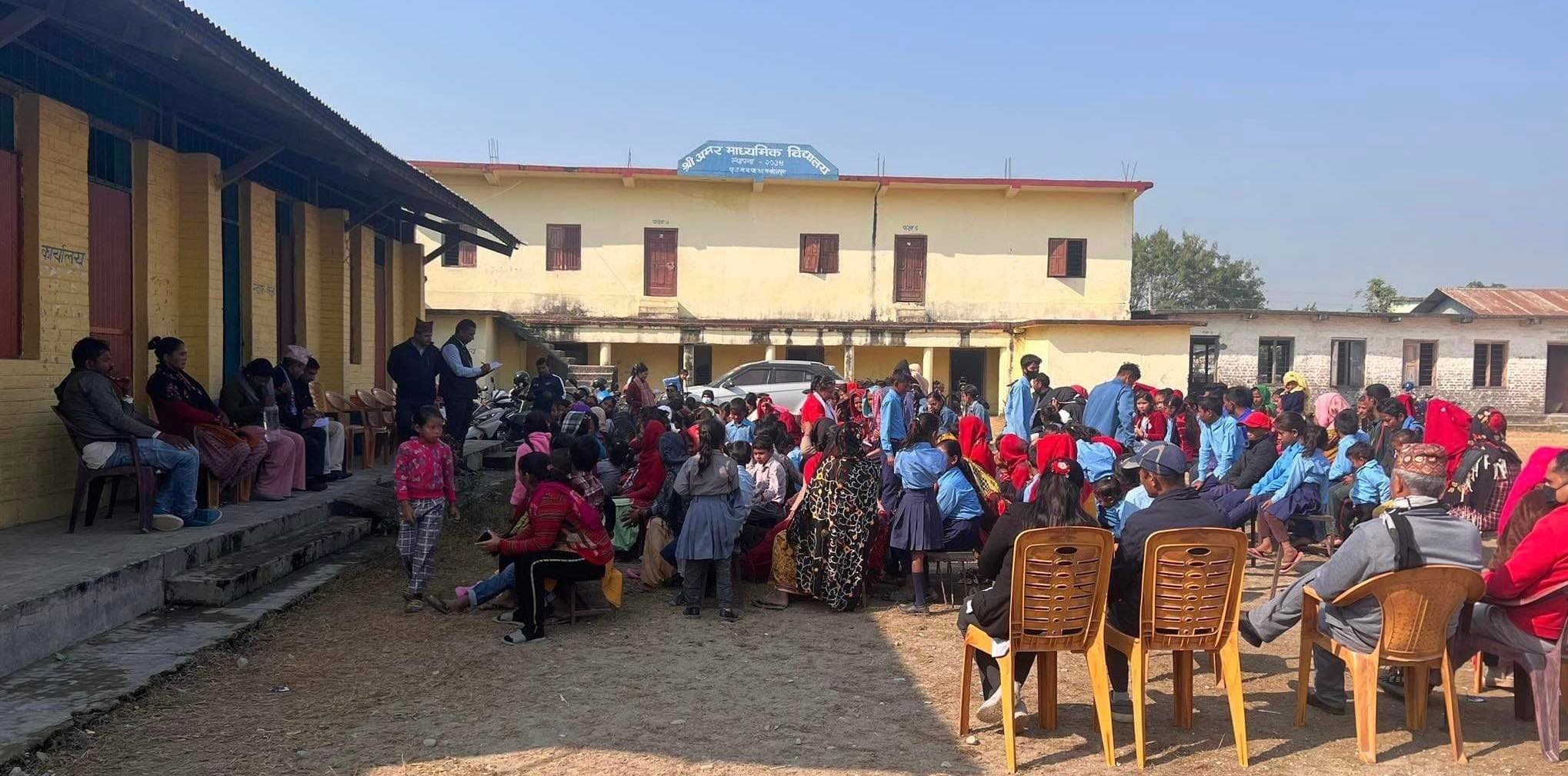 बुटवलको अमर माविका विद्यार्थीलाई स्वीटर बाँडेर अध्यक्षले मनाए जन्मदिन