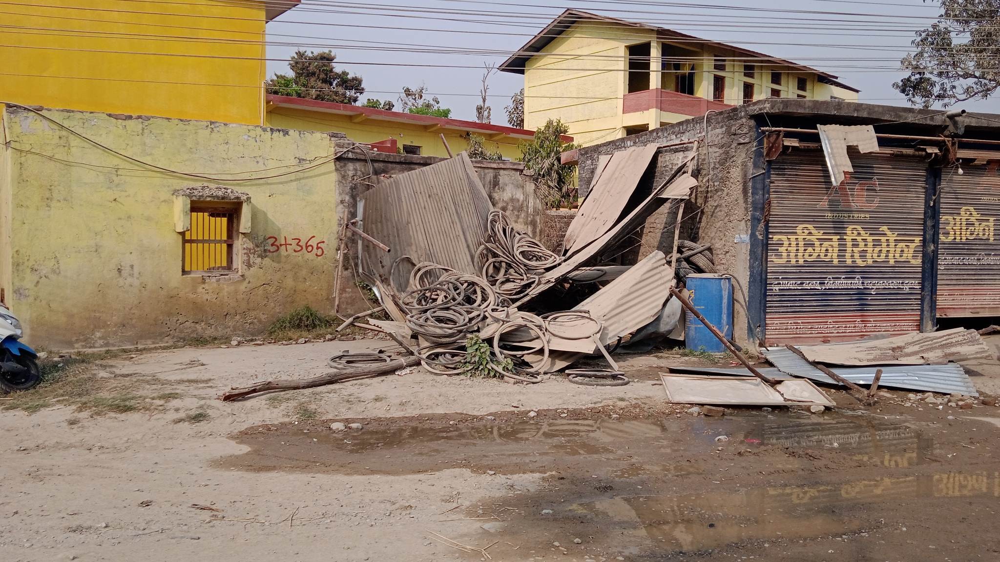 डोजर चलेपछि मंगलापुर–कान्छीबजार सडक बिस्तार विवादमा, स्थानिय आन्दोलित