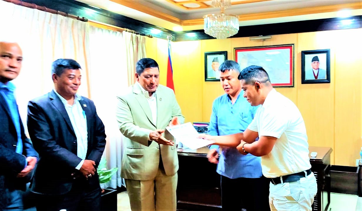 नक्कली भुटानी शरणार्थी बनाएर मानव तस्करमा संलग्न ब्यक्तिलाई कार्वाहीको माग गर्दै जनमुक्ती युवा संघको ज्ञापन पत्र