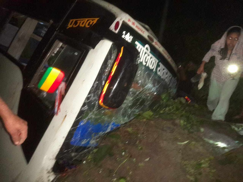 दाउन्नेमा बस पल्टिँयो, २९ जना घाइते