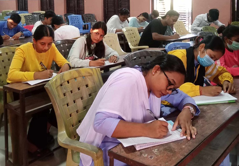 हरैया बहुमुखी क्याम्पसमा "बौद्धिक पलायन:देशको मुख्य समस्या" बिषयक निबन्ध लेखन प्रतियोतिा