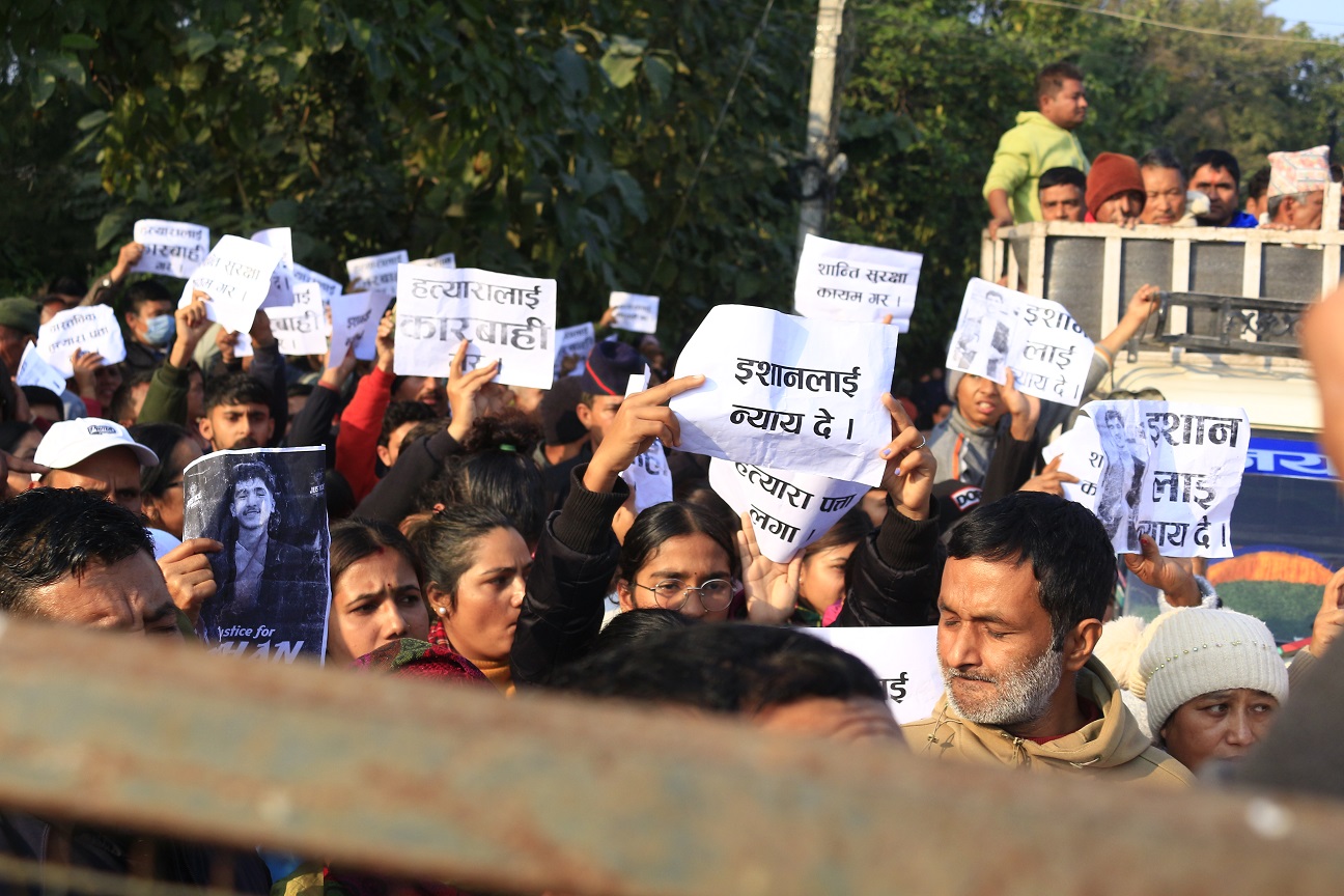 ईशानको मृत्यु प्रकरण :  वास्तविक दोषी पत्ता लगाउन दवाव स्वरुप जिल्ला प्रहरी कार्यलय घेराउ 