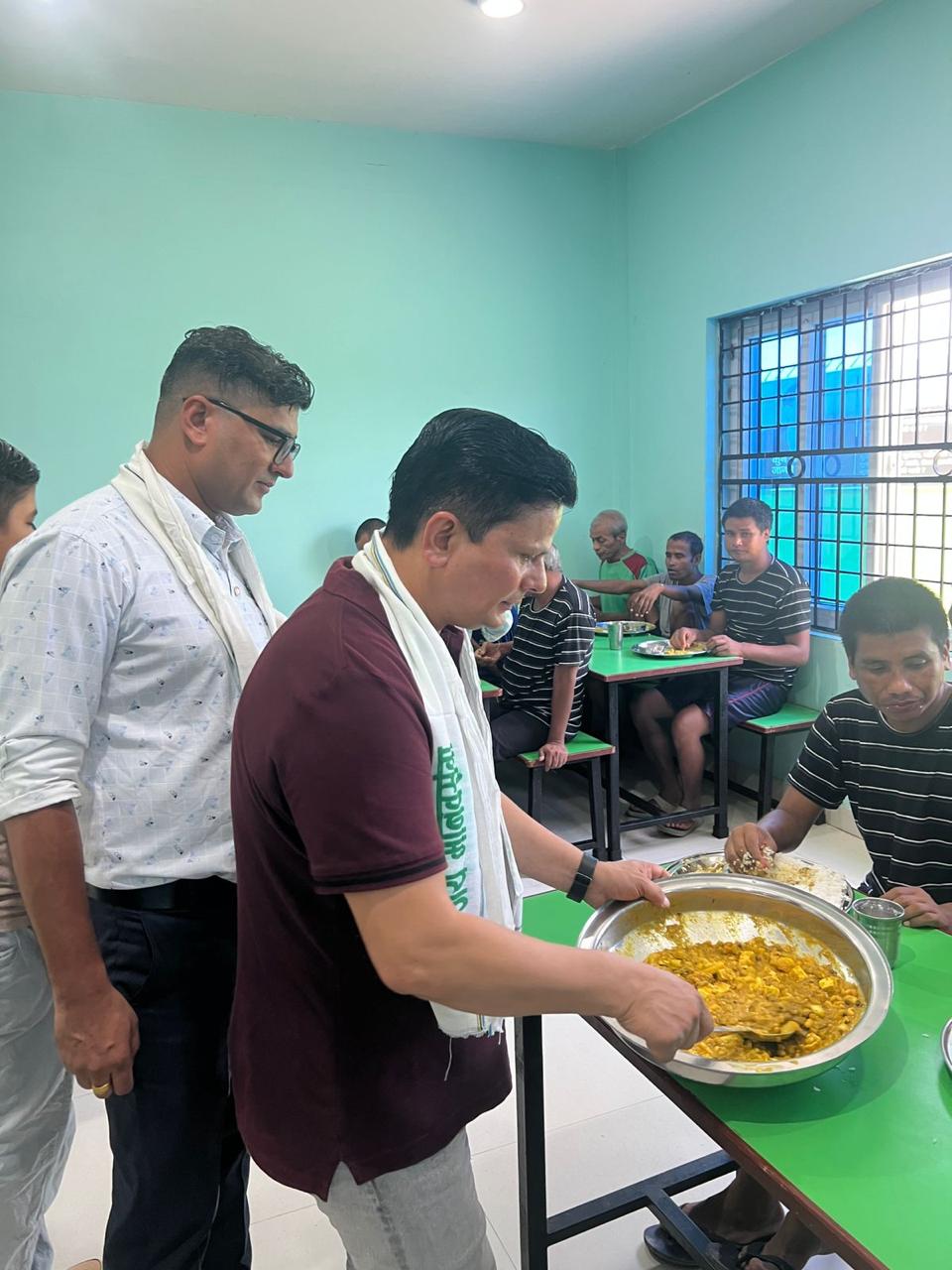 रोटरी क्लव अफ बुटवल चौतारीद्वारा आश्रय लिएकाहरुलाई भोजन