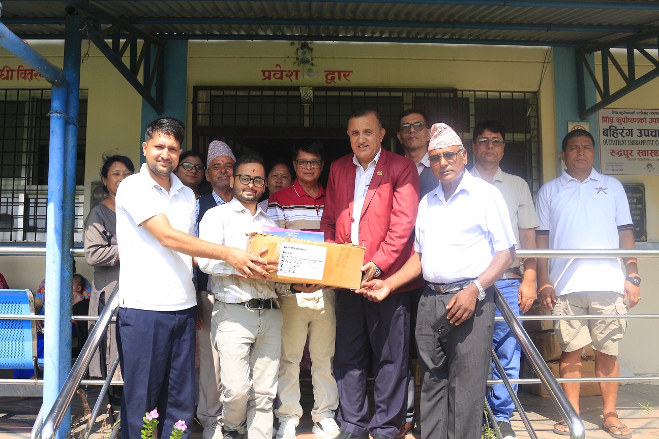 डा. आचार्यले गरे गाउँको स्वास्थ्य चौकीलाई निःशुल्क औषधी प्रदान