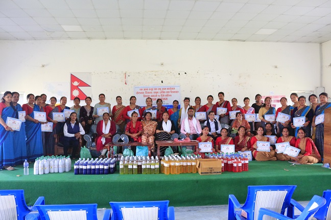 एक आमा समूह एक लघु उद्यम कार्यक्रम अन्तर्गत १० दिने सरफ, फिनेल तथा हार्पिक बनाउने तालिम सम्पन्न