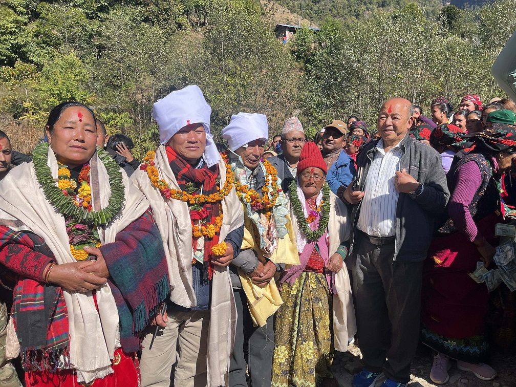 पाण्डवखानी माध्यमिक विद्यालयमा शिक्षक सम्मान तथा विदाई कार्यक्रम सम्पन्न