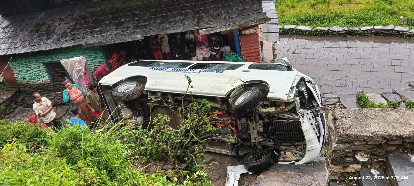 गलकोटमा भ्यान दुर्घटना, ६ जना घाइते