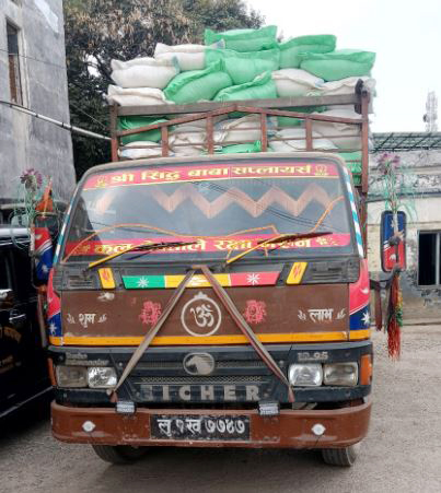 २६१ बोरा बरान सहित ट्रक प्रहरीको नियन्त्रणमा