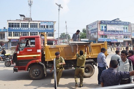 ब्यापारीहरुद्धारा सडक अतिक्रमण