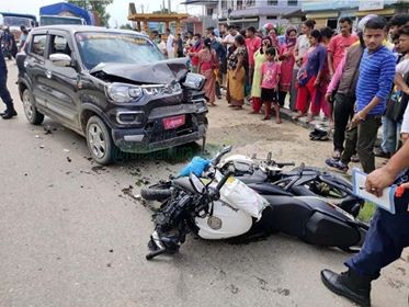 सैनामैनामा कार र माेटरसाइकल ठाेक्किदा दुई जनाको मृत्युु