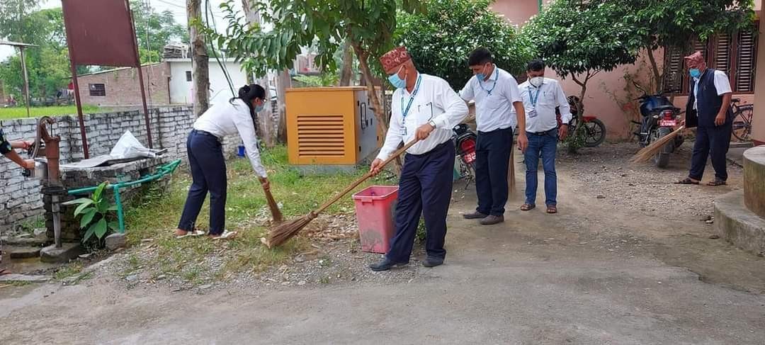 निजामती सेवा दिवसको उपलक्ष्यमा सियारिमा सरसफाइ 